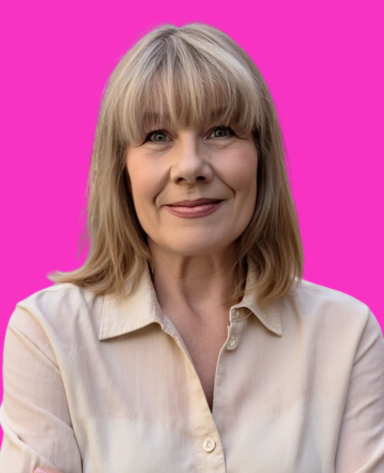 Ett foto på mig, Ulrica Rundqvist Törning. Porträttbild, leende och med en rosa bakgrund.
